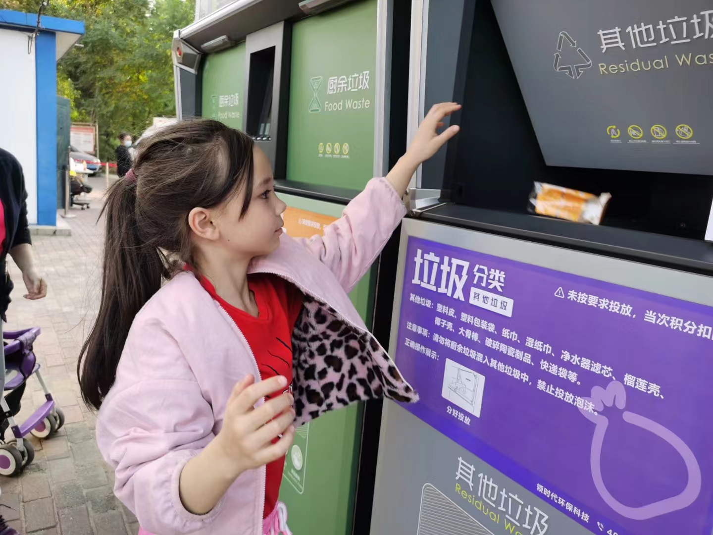 高科技與高顏值并存的智能垃圾分類箱，你身邊有了嗎？