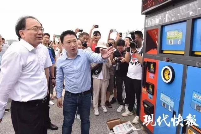 無錫市委書記李小敏一行現(xiàn)場(chǎng)查看智能垃圾箱 無錫市委書記李小敏一行現(xiàn)場(chǎng)查看智能垃圾箱